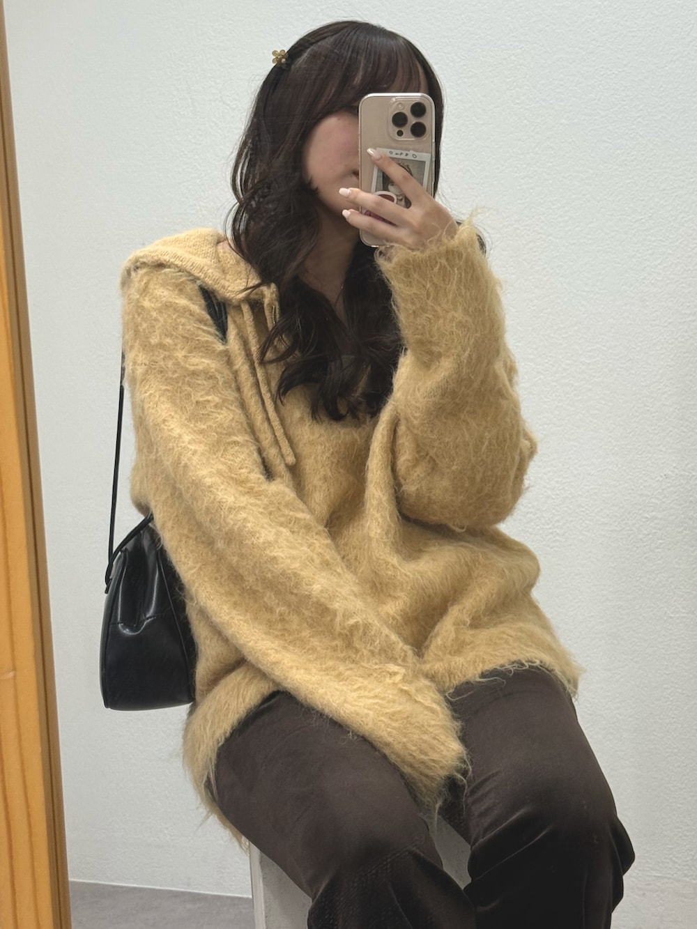 ベージュ系のニット/セーター、ブラウン系のその他パンツを着用したレディースの秋コーディネートの3枚目の写真