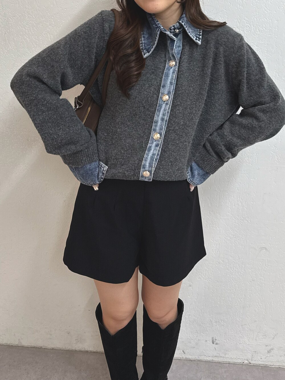 グレー系のカーディガン/ボレロ、ブラック系のその他パンツ、ブラック系のブーツを着用したレディースの秋コーディネートの3枚目の写真