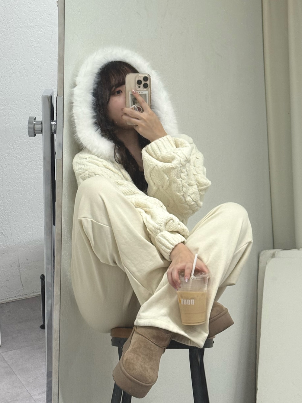 ホワイト系のパーカーを着用したレディースの秋コーディネートの4枚目の写真