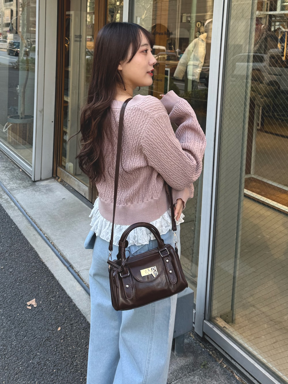 ピンク系のカーディガン/ボレロを着用したレディースの冬コーディネートの3枚目の写真