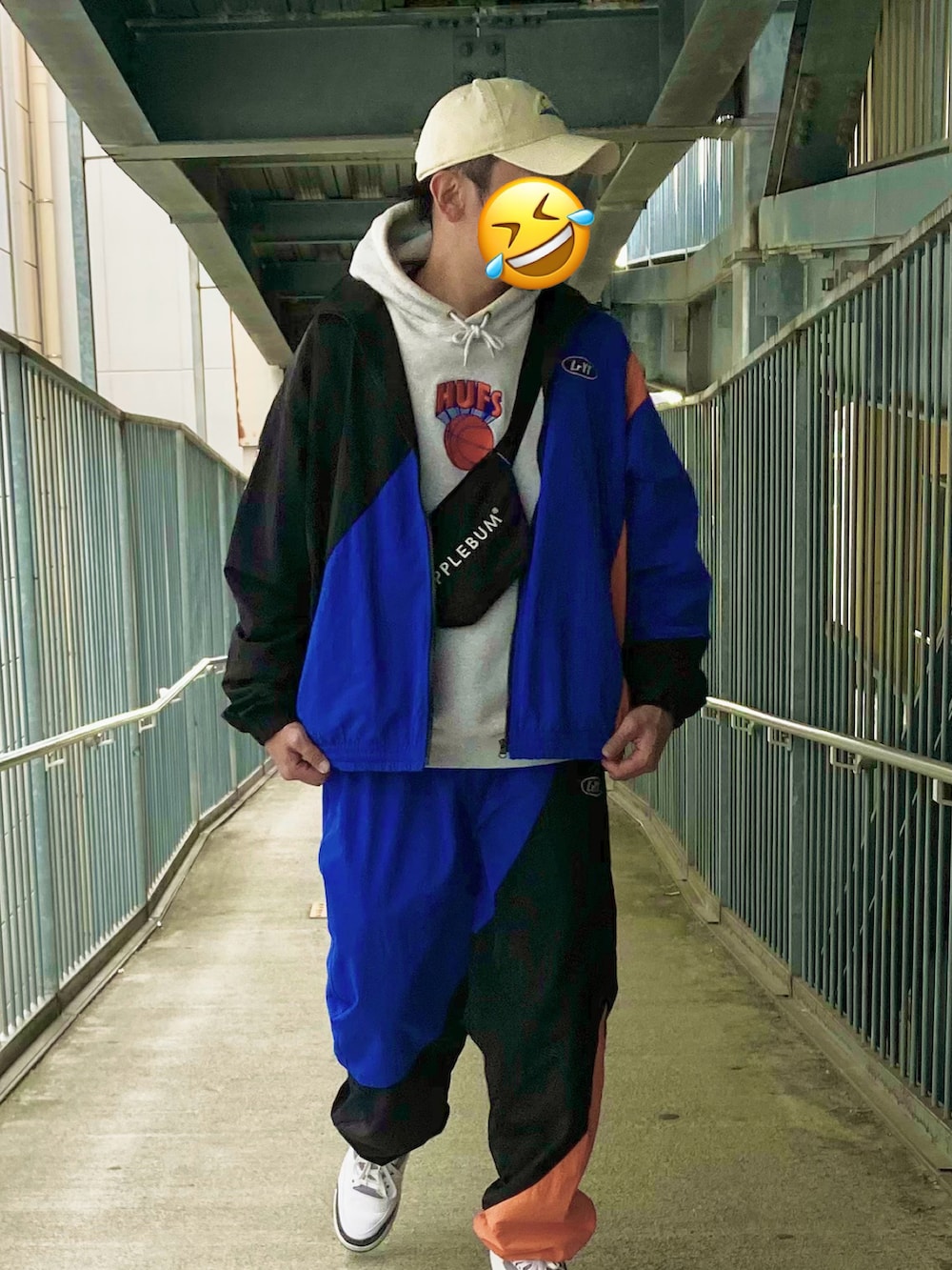 その他のその他パンツ、その他のセットアップ、ホワイト系のスニーカーを着用したメンズの冬コーディネートの2枚目の写真