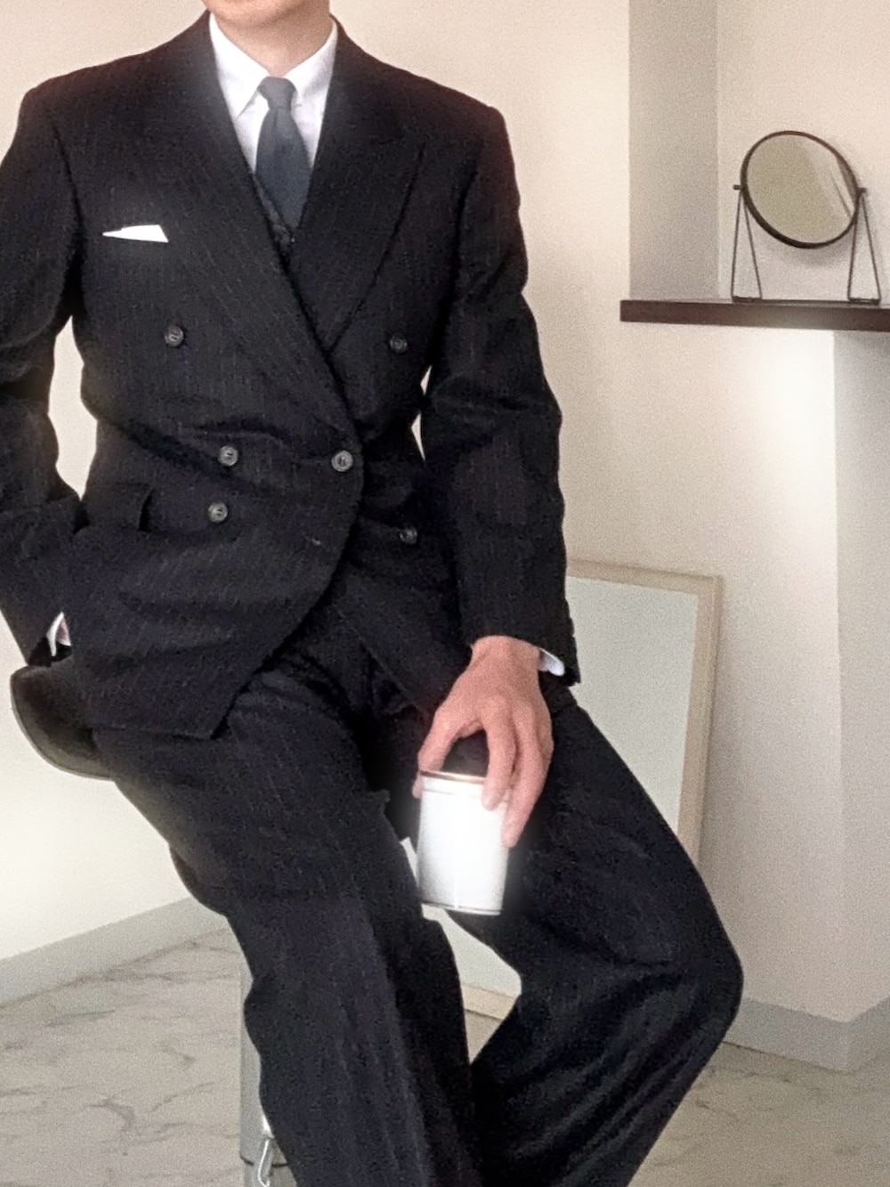 グレー系のメガネを着用したメンズの冬コーディネートの4枚目の写真