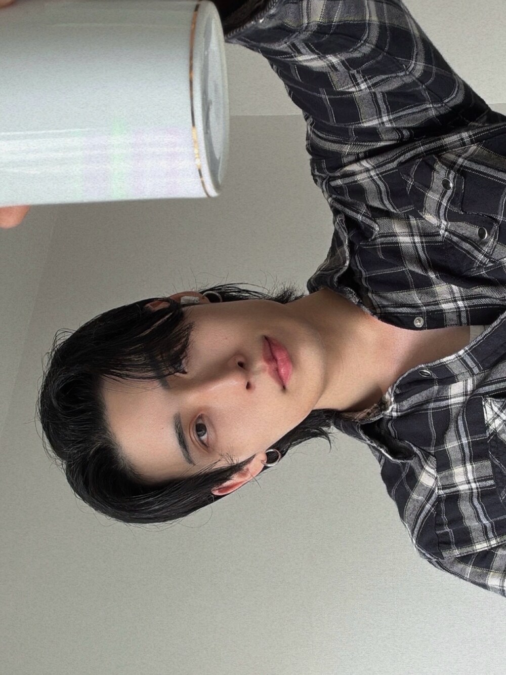 ブラック系のデニムパンツ、ブラック系のシャツ/ブラウス、ホワイト系のTシャツ/カットソーを着用したメンズの春コーディネートの4枚目の写真