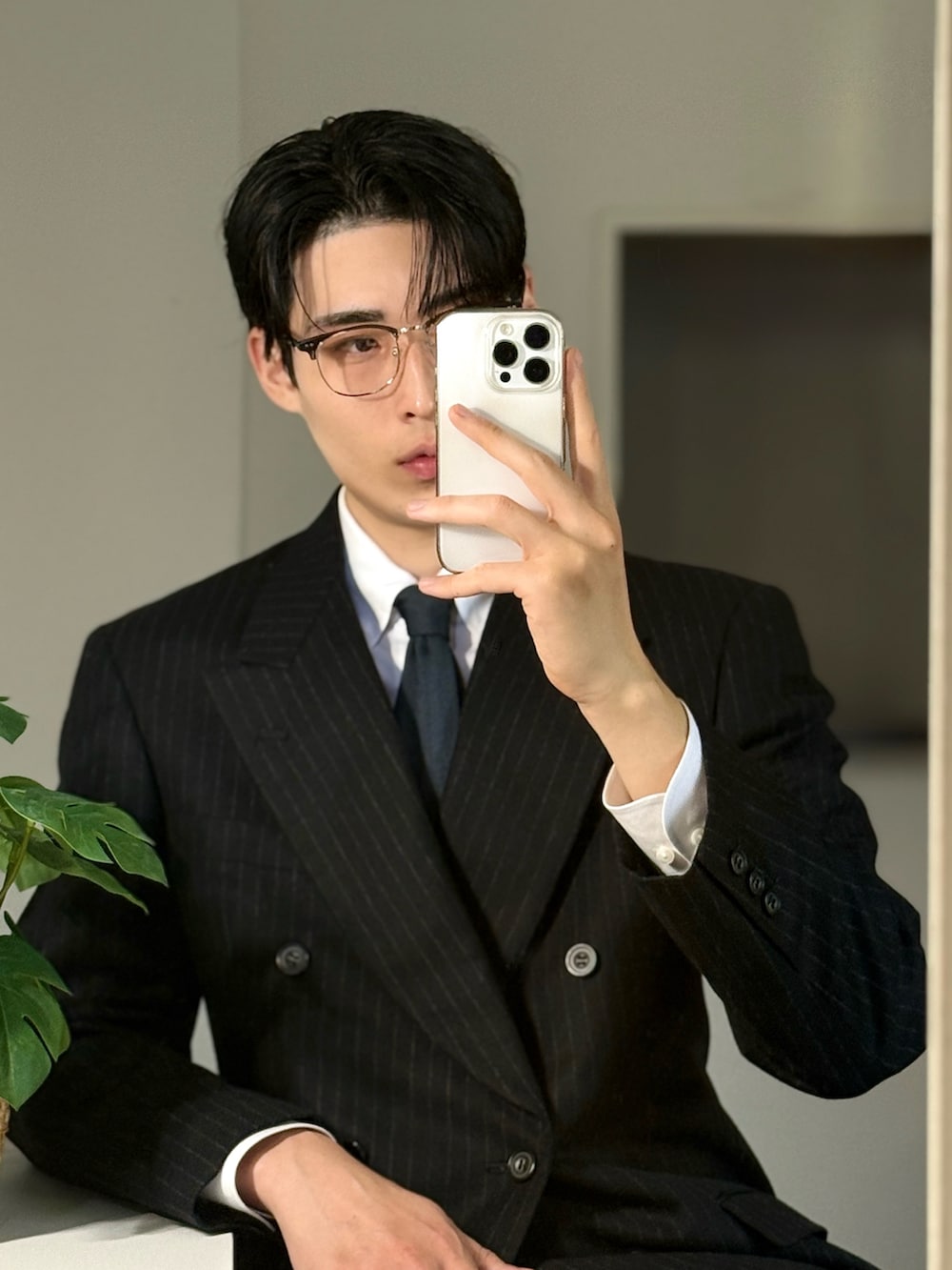 グレー系のメガネを着用したメンズの冬コーディネートの2枚目の写真