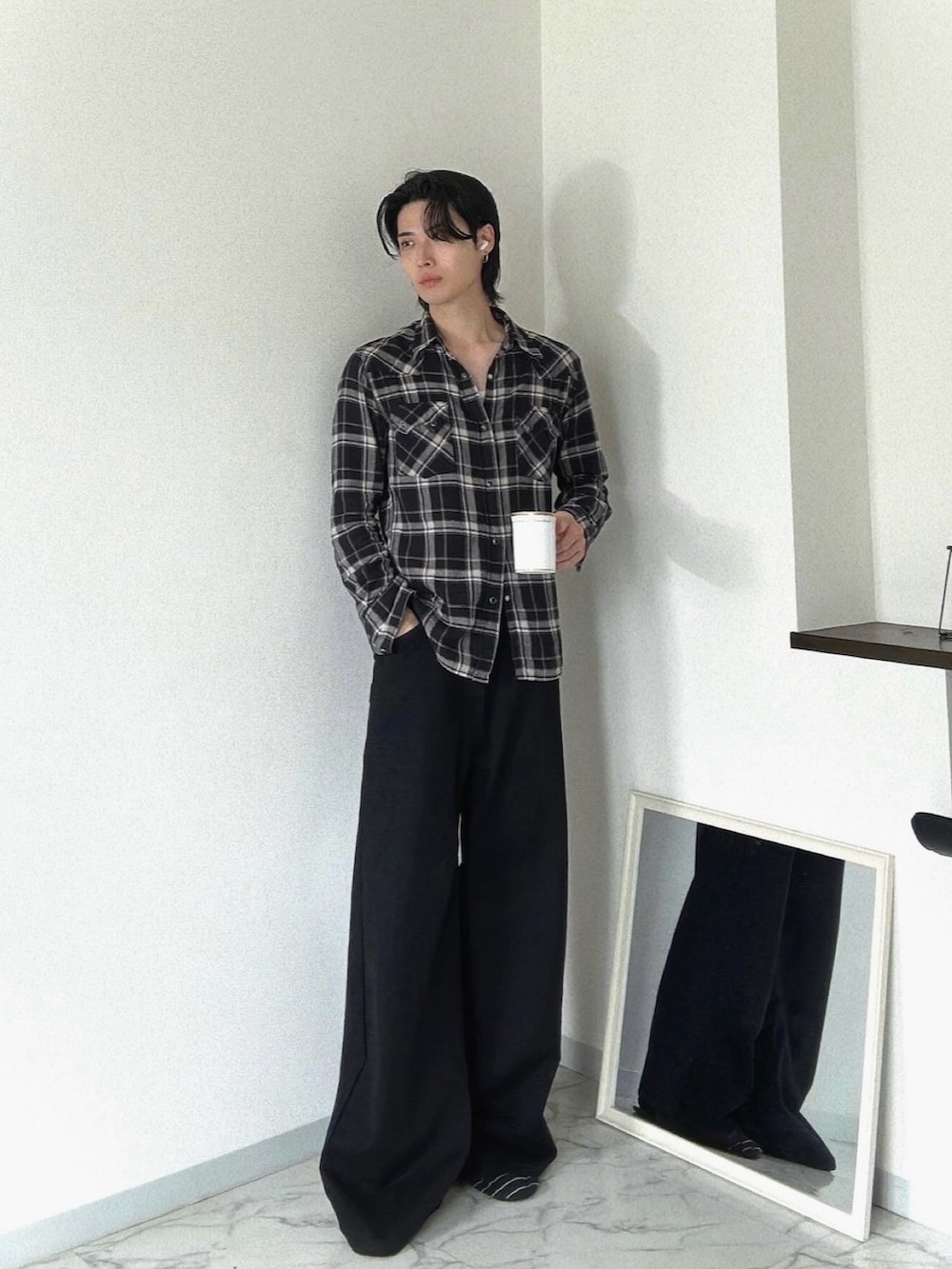 ブラック系のバッグ、ブラック系のブーツ、ブラック系のデニムパンツを着用したメンズの夏コーディネートの2枚目の写真