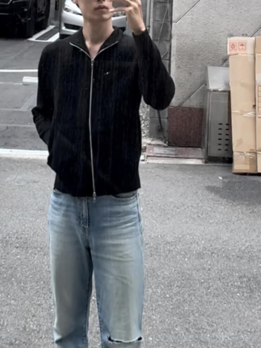 ブルー系のデニムパンツ、ブラック系のブーツ、ブラック系のジャケット/アウターを着用したメンズの秋コーディネートの3枚目の写真