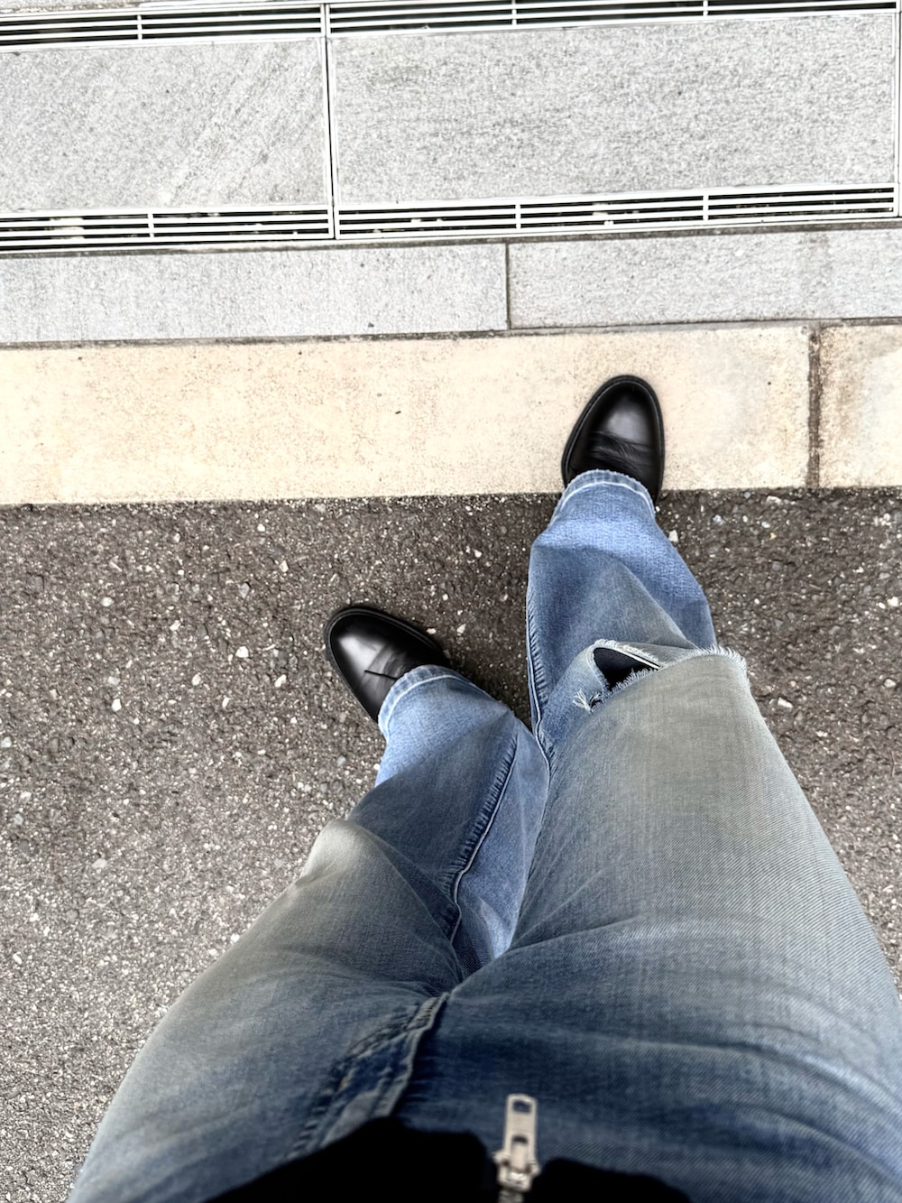 ブルー系のデニムパンツ、ブラック系のブーツ、ブラック系のジャケット/アウターを着用したメンズの秋コーディネートの2枚目の写真