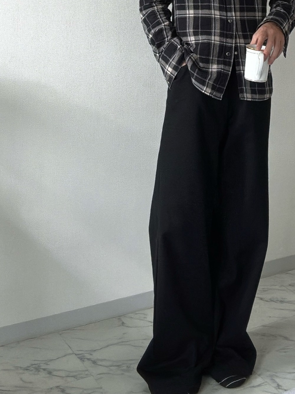 ブラック系のデニムパンツ、ブラック系のシャツ/ブラウス、ホワイト系のTシャツ/カットソーを着用したメンズの春コーディネートの3枚目の写真