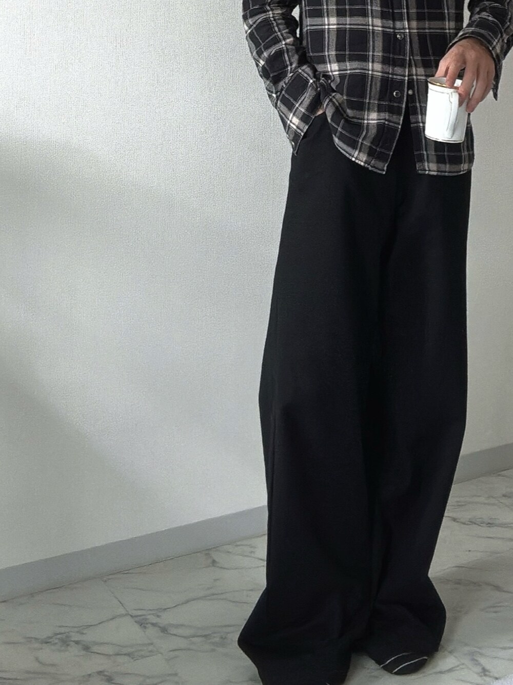 ブラック系のバッグ、ブラック系のブーツ、ブラック系のデニムパンツを着用したメンズの夏コーディネートの4枚目の写真