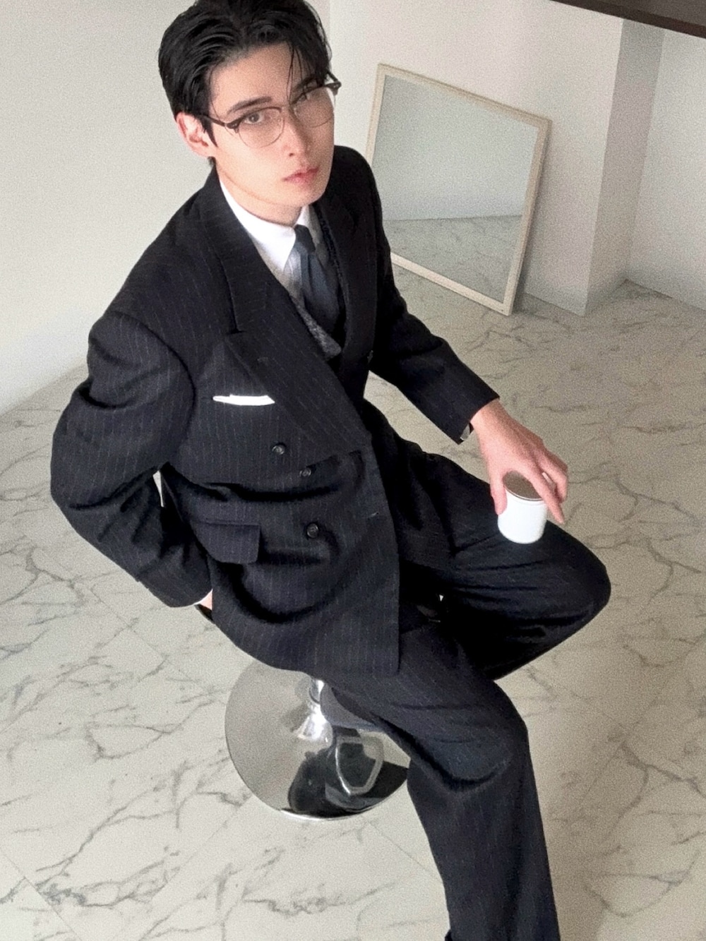 グレー系のメガネを着用したメンズの冬コーディネートの3枚目の写真