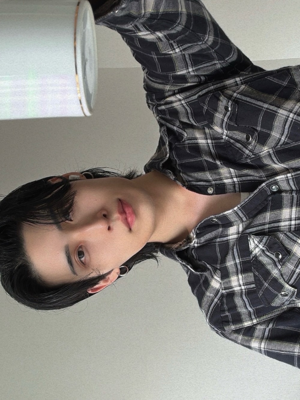 ブラック系のバッグ、ブラック系のブーツ、ブラック系のデニムパンツを着用したメンズの夏コーディネートの3枚目の写真