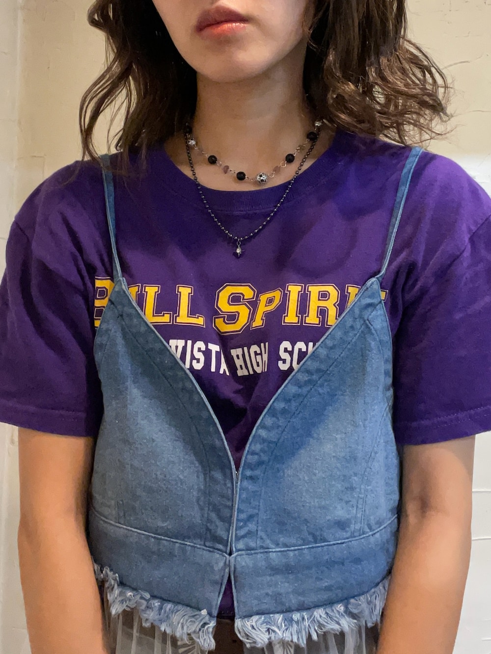 ブルー系のワンピース、ブラック系のドレスシューズ、ブルー系のデニムパンツを着用したレディースの夏コーディネートの5枚目の写真