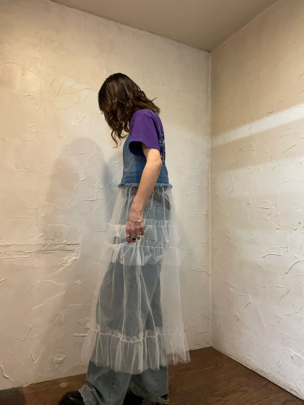 ブルー系のワンピース、ブラック系のドレスシューズ、ブルー系のデニムパンツを着用したレディースの夏コーディネートの2枚目の写真