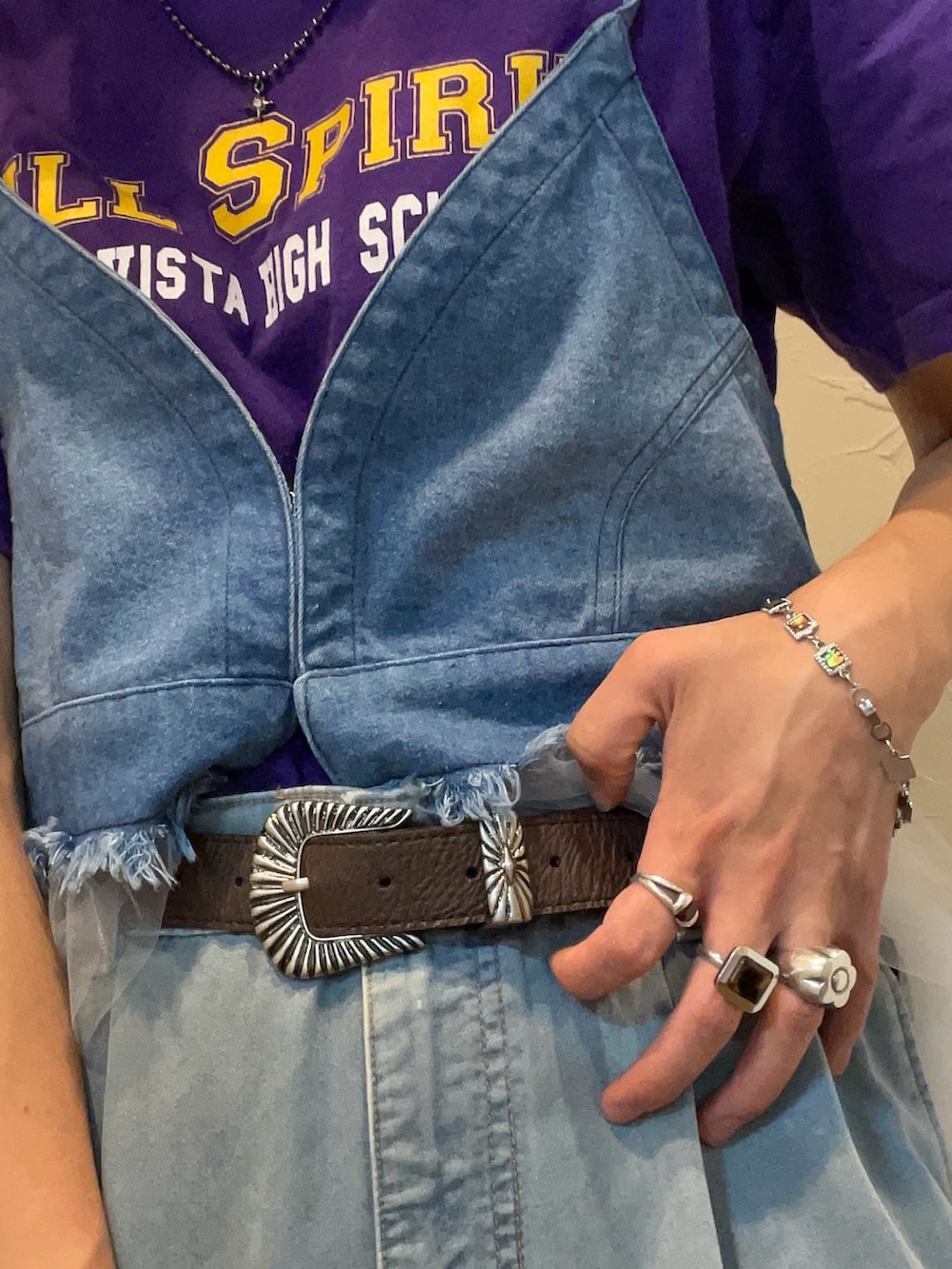 ブルー系のワンピース、ブラック系のドレスシューズ、ブルー系のデニムパンツを着用したレディースの夏コーディネートの3枚目の写真