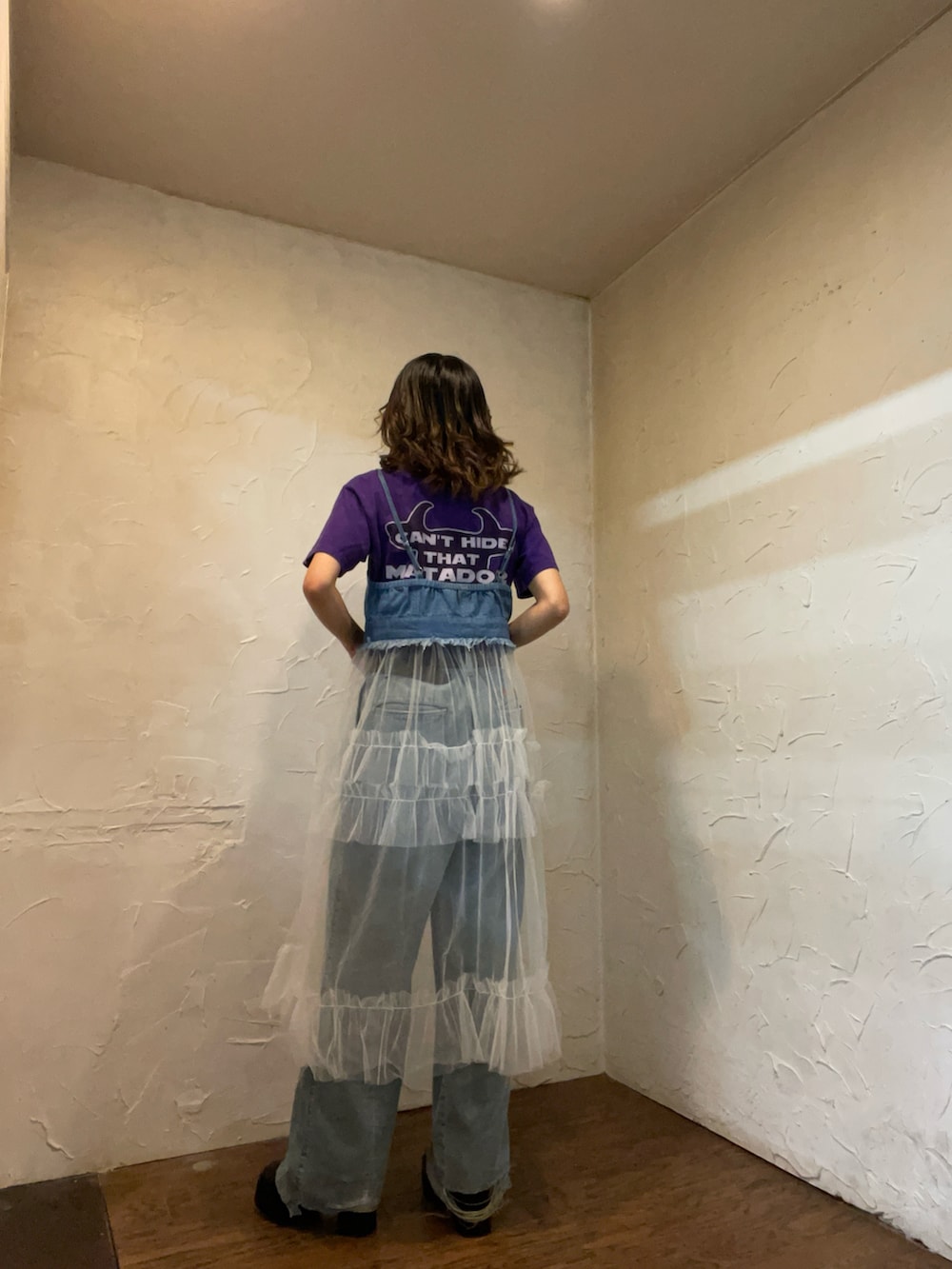 ブルー系のワンピース、ブラック系のドレスシューズ、ブルー系のデニムパンツを着用したレディースの夏コーディネートの4枚目の写真