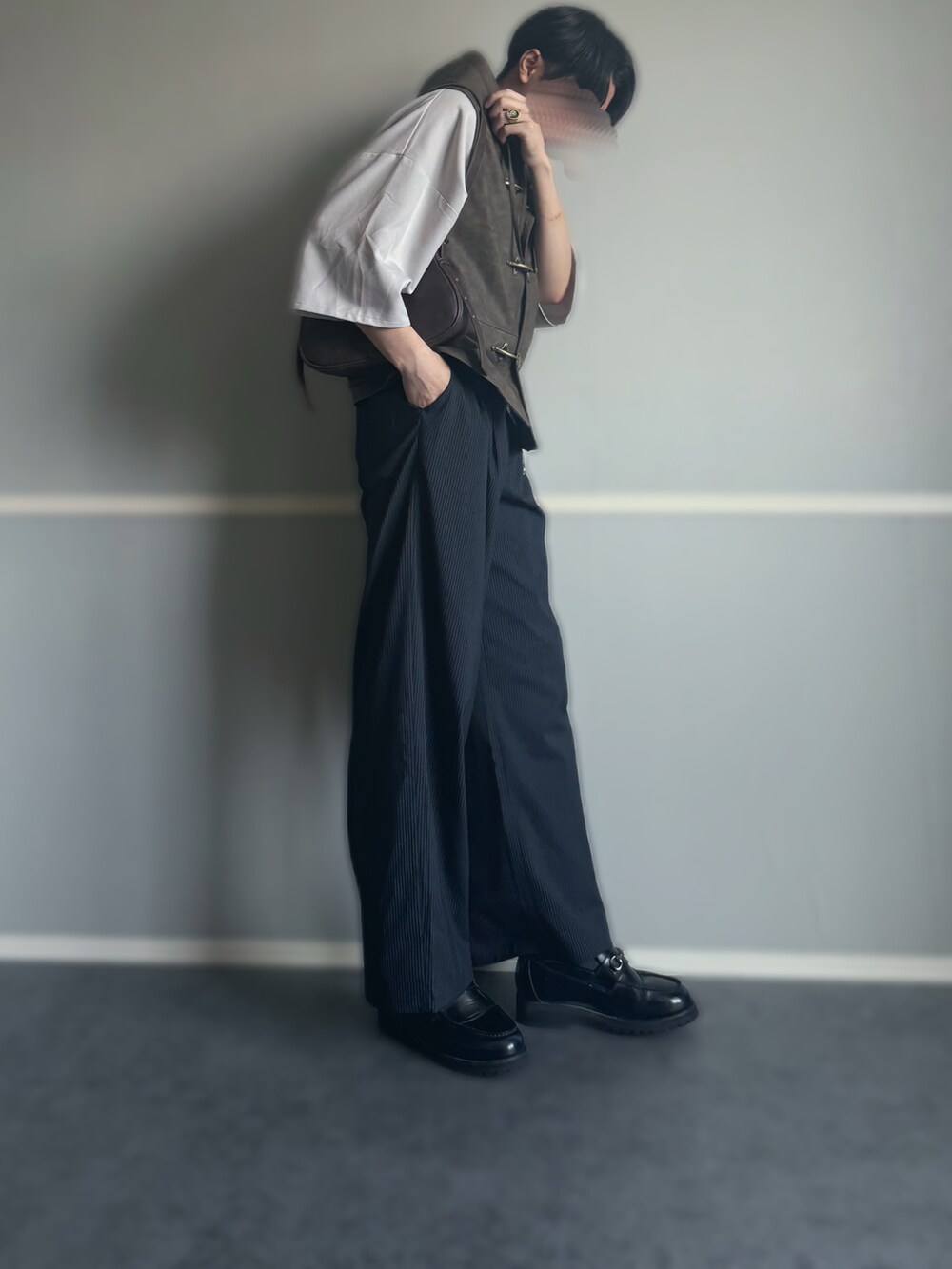 ブラウン系のベスト、グレー系のシャツ/ブラウス、その他のネクタイを着用したメンズの春コーディネートの2枚目の写真