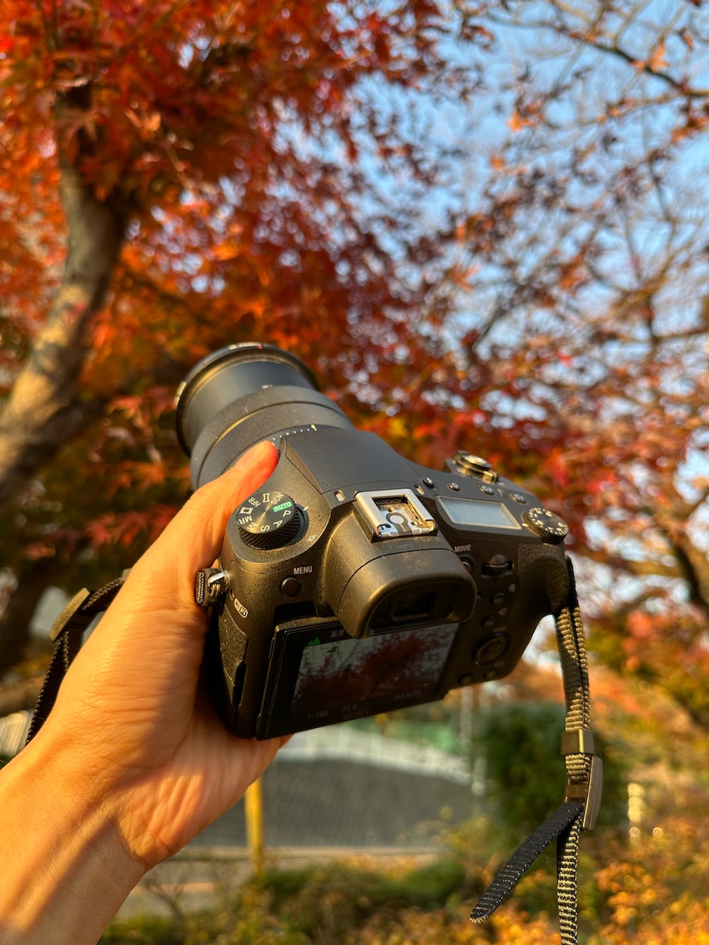 ブラウン系のステンカラーコート、グレー系のスラックス、ブラック系のローファーを着用したメンズの冬コーディネートの2枚目の写真