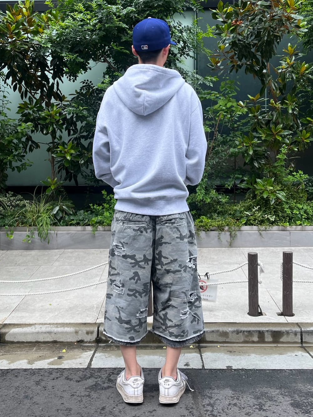 グレー系のその他パンツを着用したメンズの夏コーディネートの2枚目の写真