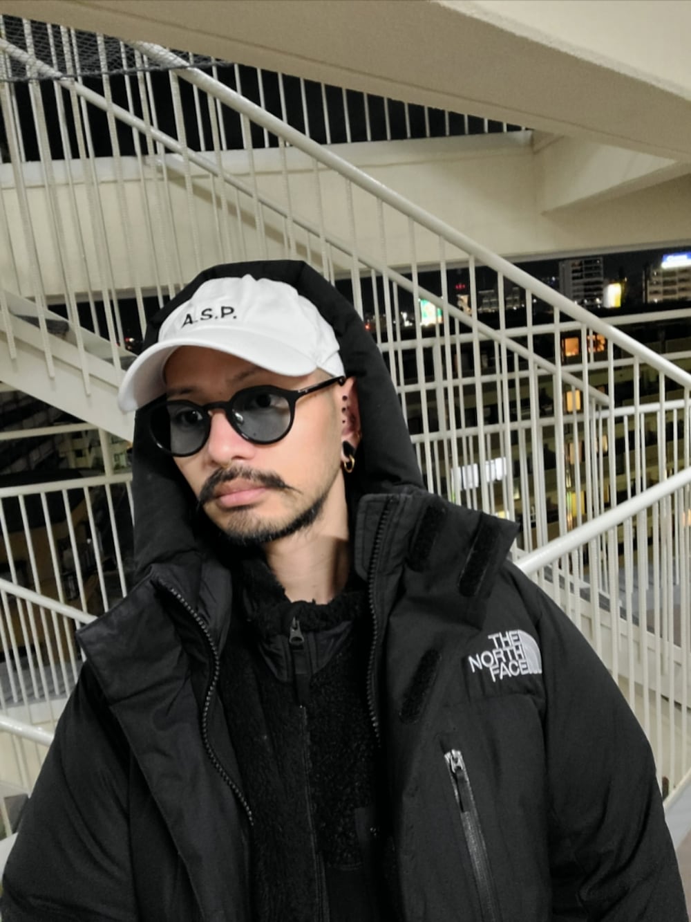 「ブラックコーデ、今日のコーデ、メンズファッション、大人カジュアル、シンプルスタイル、オールブラック、ノースフェイス、yeezy、YeezyBoost350、バルトロライトジャケット、adidas、adidas originals、アラフォー、アラフォーコーデ、オリジナルキャップ」｜「THE NORTH FACEのTHE NORTH FACE　Baltro Light Jacket（ダウンジャケット/コート、ブラック系）」を使った、まるこさん（骨格ストレート・メンズ・173cm）の冬コーディネートの3枚目の写真