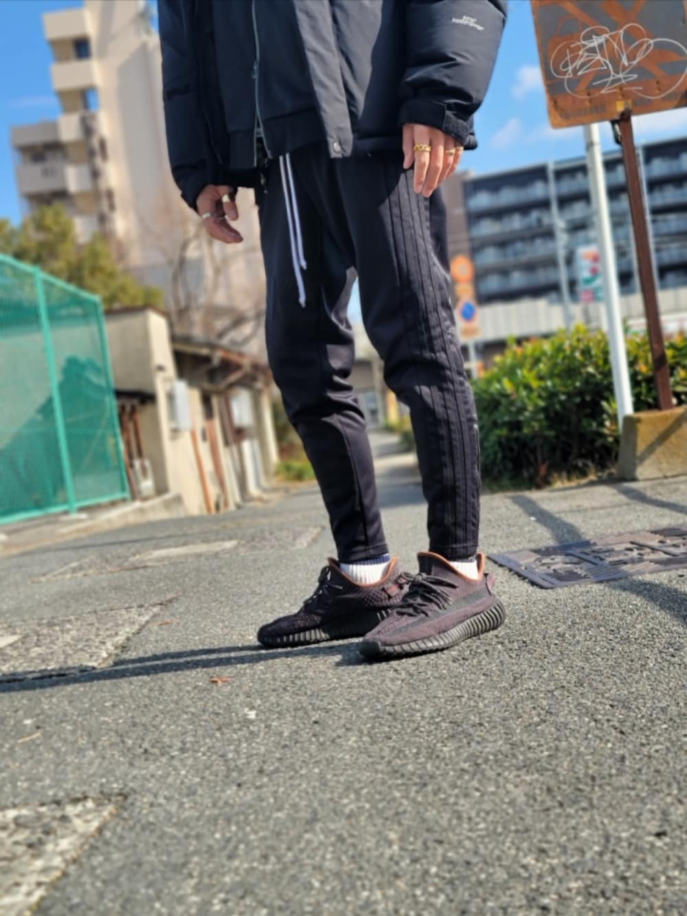 「メンズファッション、今日のコーデ、大人カジュアル、休日コーデ、オールブラック、adidas、セットアップスタイル、ジャージコーデ、YeezyBoost350、バルトロライトジャケット、モノトーンコーデ、adidasジャージ、atmos、アトモス、おっさんコーデ」｜「Yeezyのアイテム（スニーカー、ブラック系）」を使った、まるこさん（骨格ストレート・メンズ・173cm）の冬コーディネートの2枚目の写真