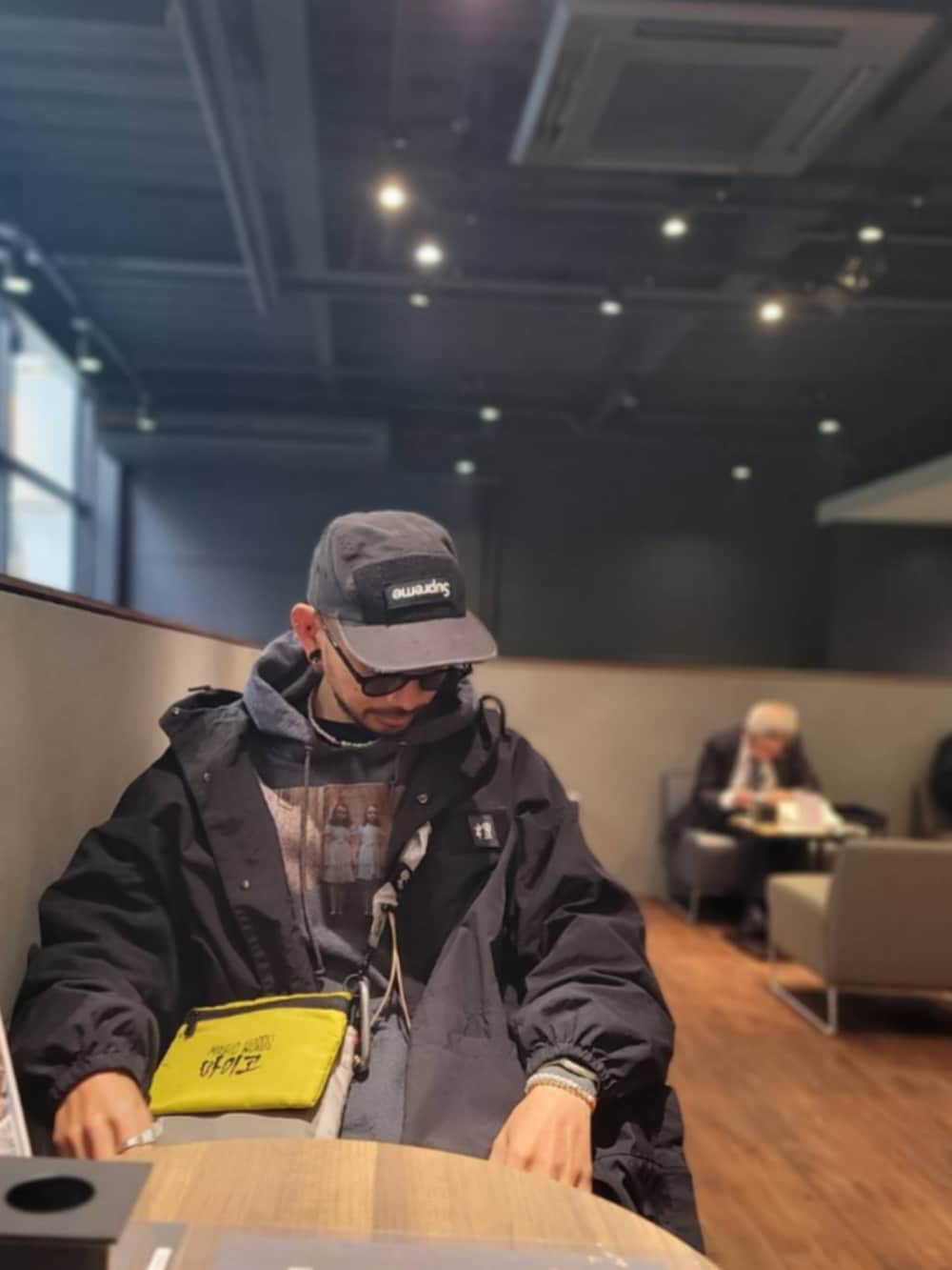 「最近のいい感じコーデ、メンズファッション、おでかけコーデ、ラフコーデ、モノトーンコーデ、パーカー、スカート、アラフォーコーデ、アラフォー、おっさんコーデ、おっさん、ブラックコーデ」｜「Yeezyのアイテム（スニーカー、ブラック系）」を使った、まるこさん（メンズ・173cm）の冬コーディネートの2枚目の写真