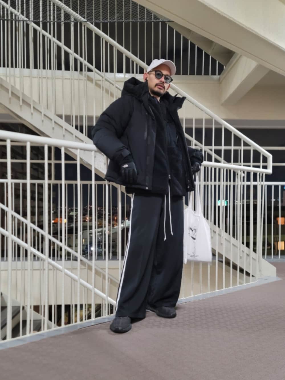 「ブラックコーデ、今日のコーデ、メンズファッション、大人カジュアル、シンプルスタイル、オールブラック、ノースフェイス、yeezy、YeezyBoost350、バルトロライトジャケット、adidas、adidas originals、アラフォー、アラフォーコーデ、オリジナルキャップ」｜「THE NORTH FACEのTHE NORTH FACE　Baltro Light Jacket（ダウンジャケット/コート、ブラック系）」を使った、まるこさん（骨格ストレート・メンズ・173cm）の冬コーディネートの2枚目の写真