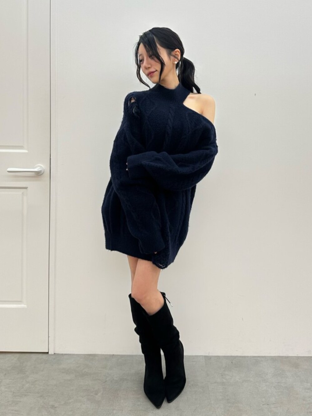 その他のブーツ、ブルー系のニット/セーターを着用したレディースの秋コーディネートの3枚目の写真