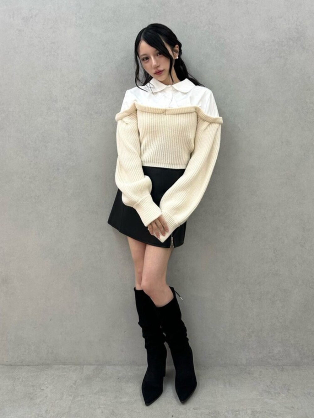 その他のブーツ、ホワイト系のシャツ/ブラウス、ブラック系のスカートを着用したレディースの秋コーディネートの4枚目の写真