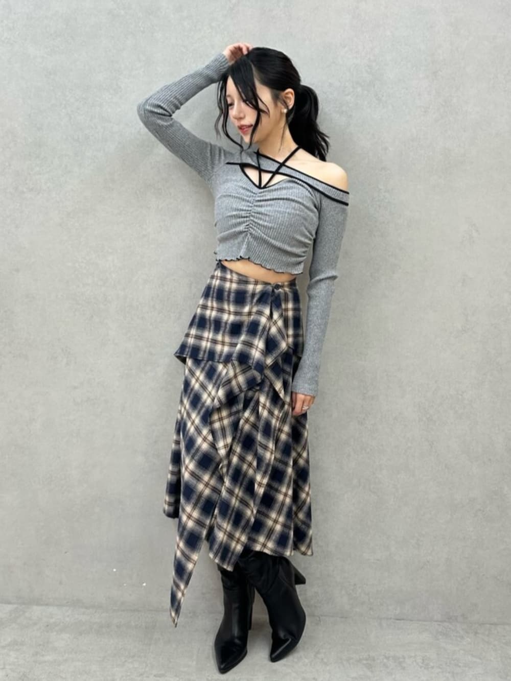 ブラック系のブーツ、グレー系のTシャツ/カットソー、ブルー系のスカートを着用したレディースの秋コーディネートの2枚目の写真