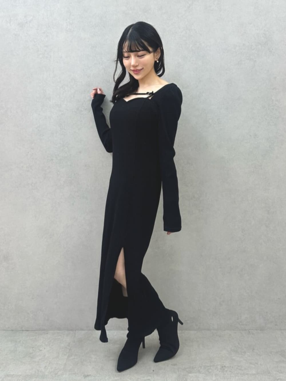 ブラック系のブーツ、ブラック系のワンピースを着用したレディースの冬コーディネートの3枚目の写真