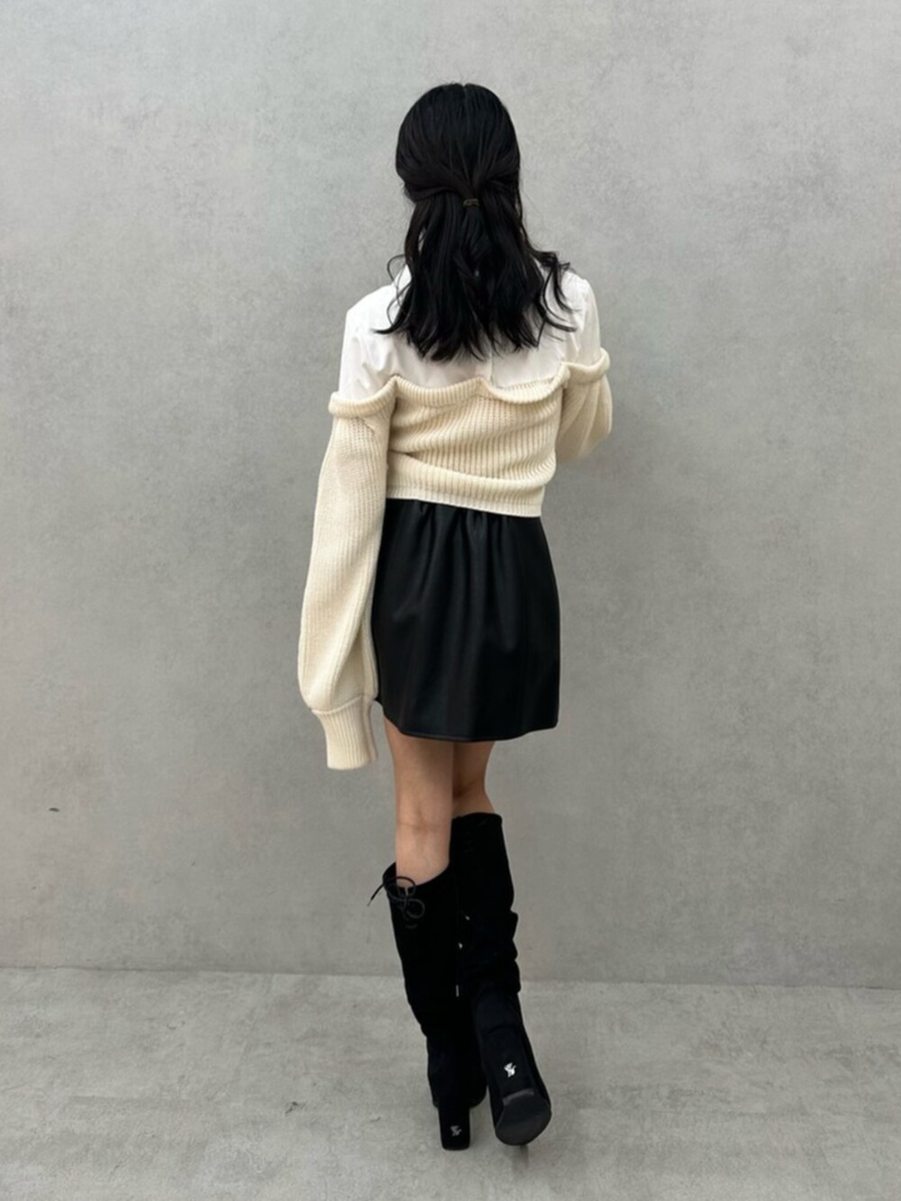 その他のブーツ、ホワイト系のシャツ/ブラウス、ブラック系のスカートを着用したレディースの秋コーディネートの8枚目の写真