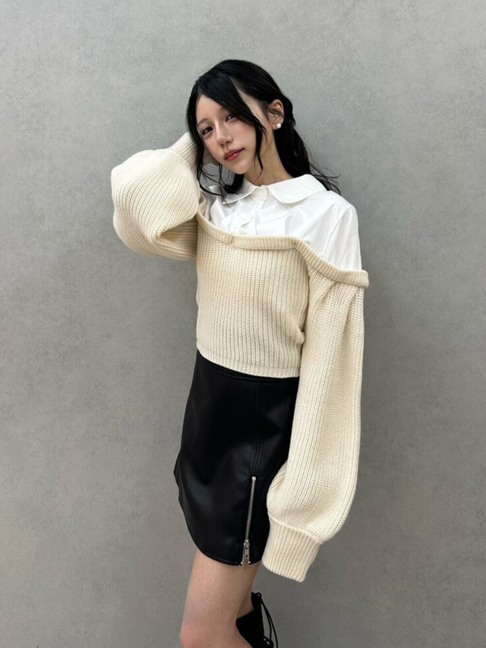 その他のブーツ、ホワイト系のシャツ/ブラウス、ブラック系のスカートを着用したレディースの秋コーディネートの6枚目の写真