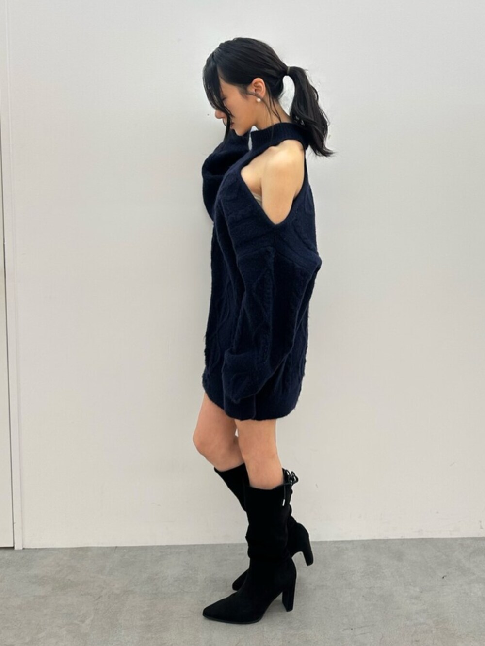 その他のブーツ、ブルー系のニット/セーターを着用したレディースの秋コーディネートの4枚目の写真