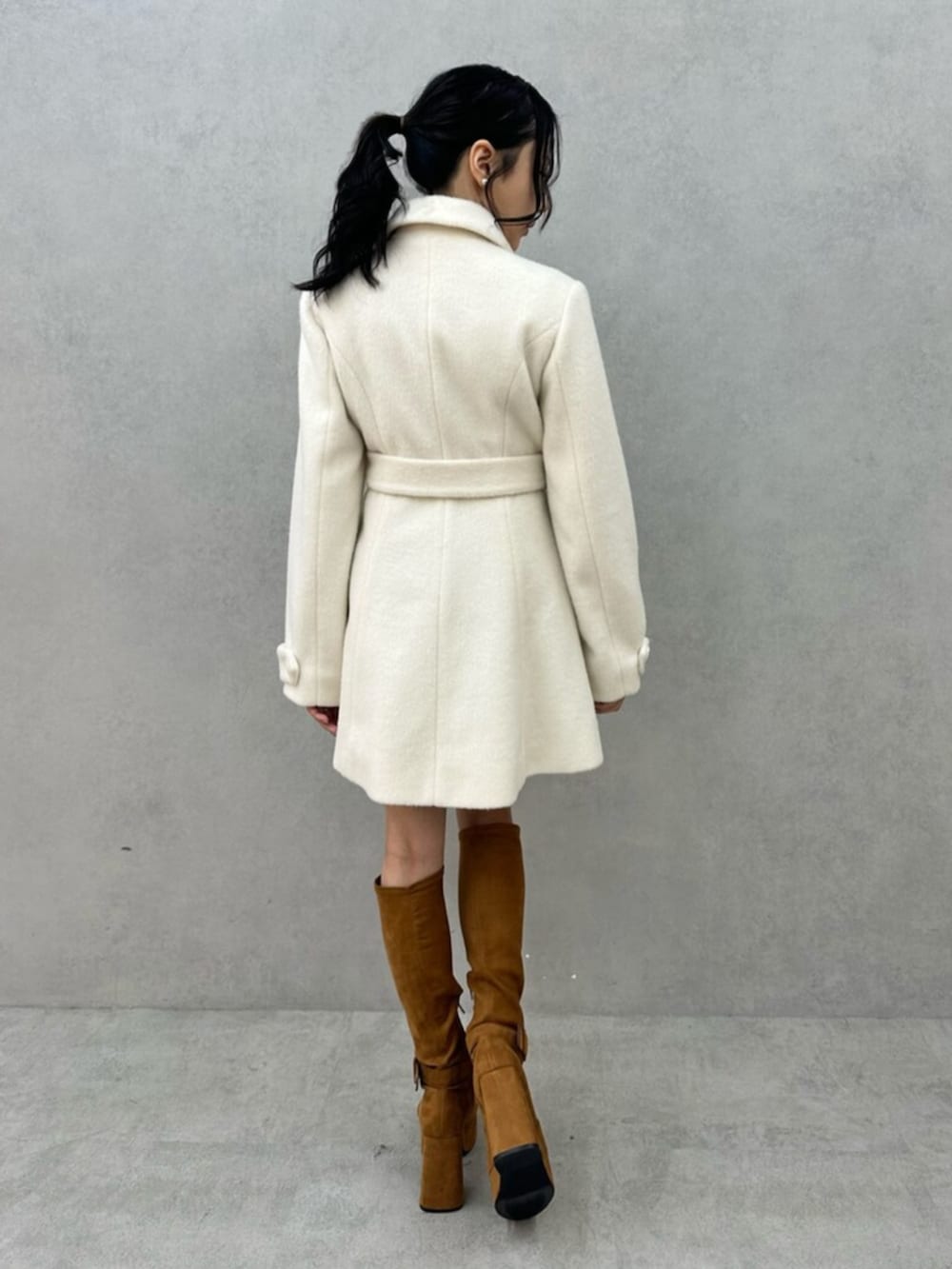 ホワイト系のその他アウター、ブラウン系のブーツを着用したレディースの秋コーディネートの7枚目の写真