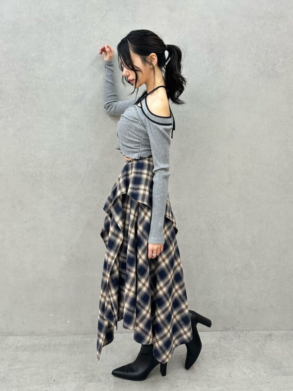 ブラック系のブーツ、グレー系のTシャツ/カットソー、ブルー系のスカートを着用したレディースの秋コーディネートの7枚目の写真