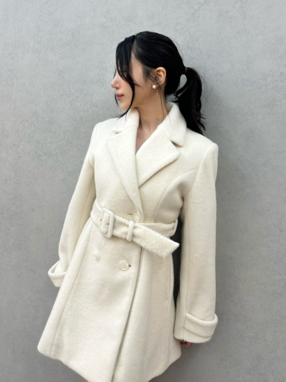 ホワイト系のその他アウター、ブラウン系のブーツを着用したレディースの秋コーディネートの4枚目の写真