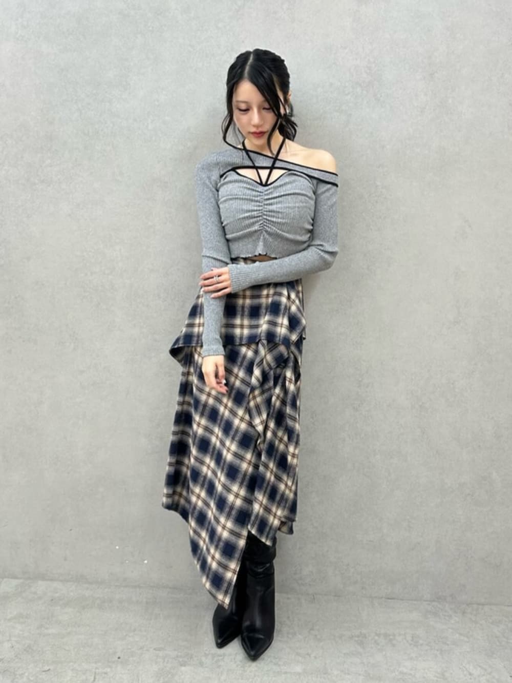 ブラック系のブーツ、グレー系のTシャツ/カットソー、ブルー系のスカートを着用したレディースの秋コーディネートの5枚目の写真