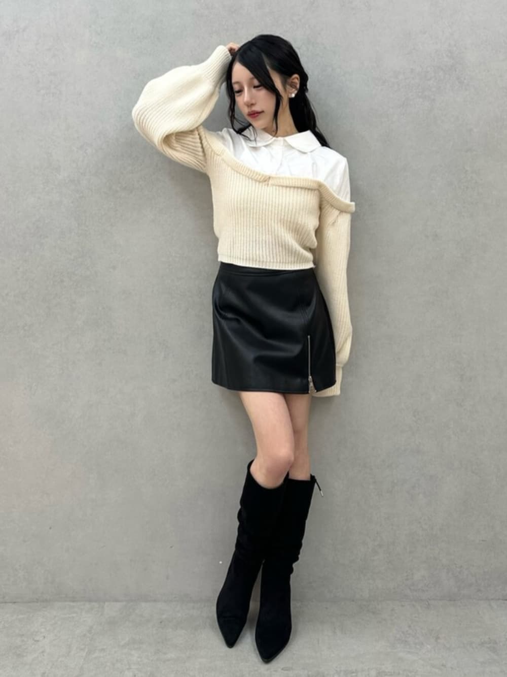 その他のブーツ、ホワイト系のシャツ/ブラウス、ブラック系のスカートを着用したレディースの秋コーディネートの3枚目の写真