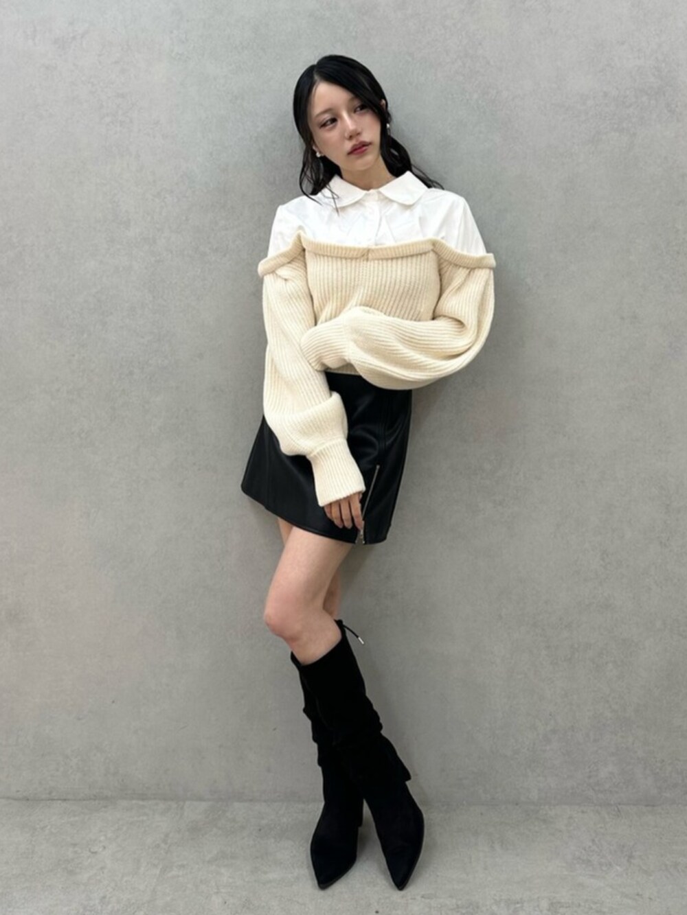 その他のブーツ、ホワイト系のシャツ/ブラウス、ブラック系のスカートを着用したレディースの秋コーディネートの5枚目の写真