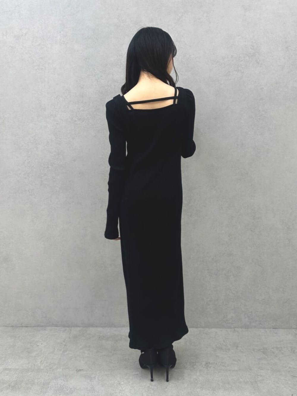 ブラック系のブーツ、ブラック系のワンピースを着用したレディースの冬コーディネートの7枚目の写真