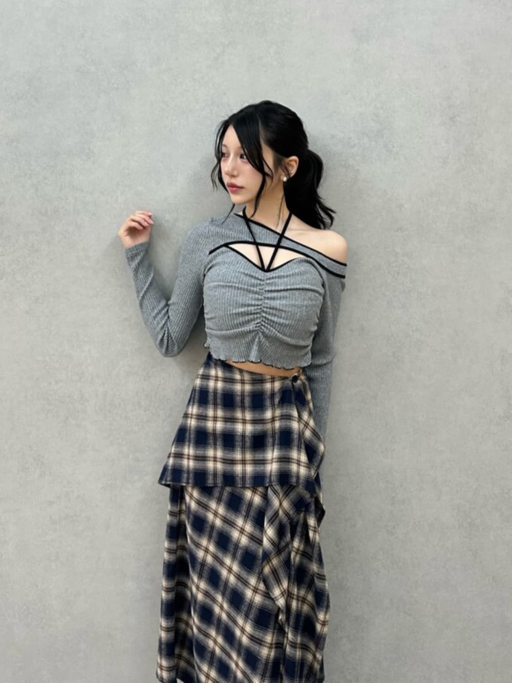 ブラック系のブーツ、グレー系のTシャツ/カットソー、ブルー系のスカートを着用したレディースの秋コーディネートの3枚目の写真