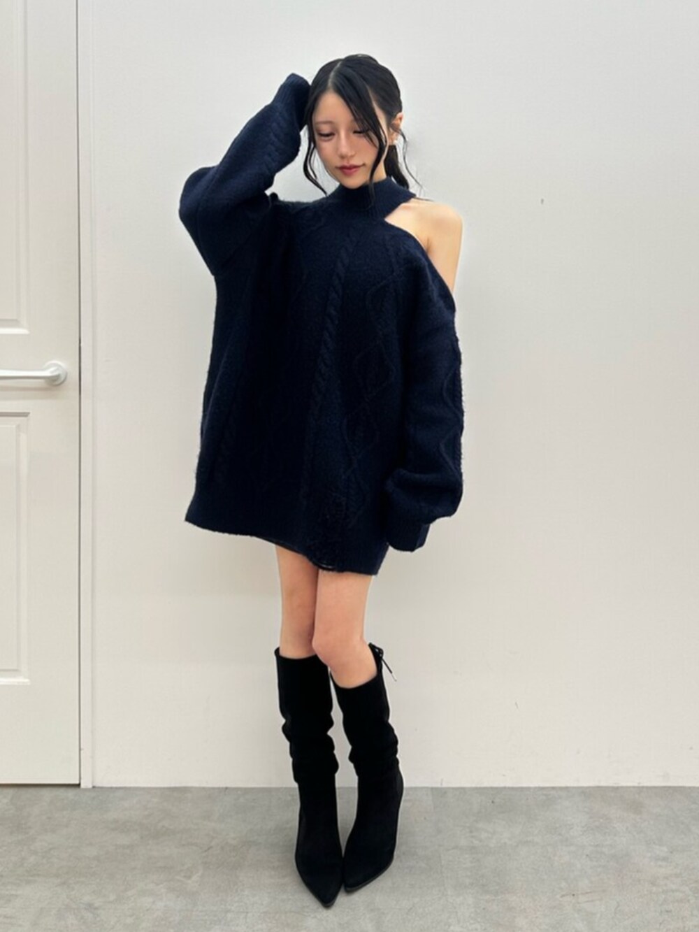 その他のブーツ、ブルー系のニット/セーターを着用したレディースの秋コーディネートの2枚目の写真