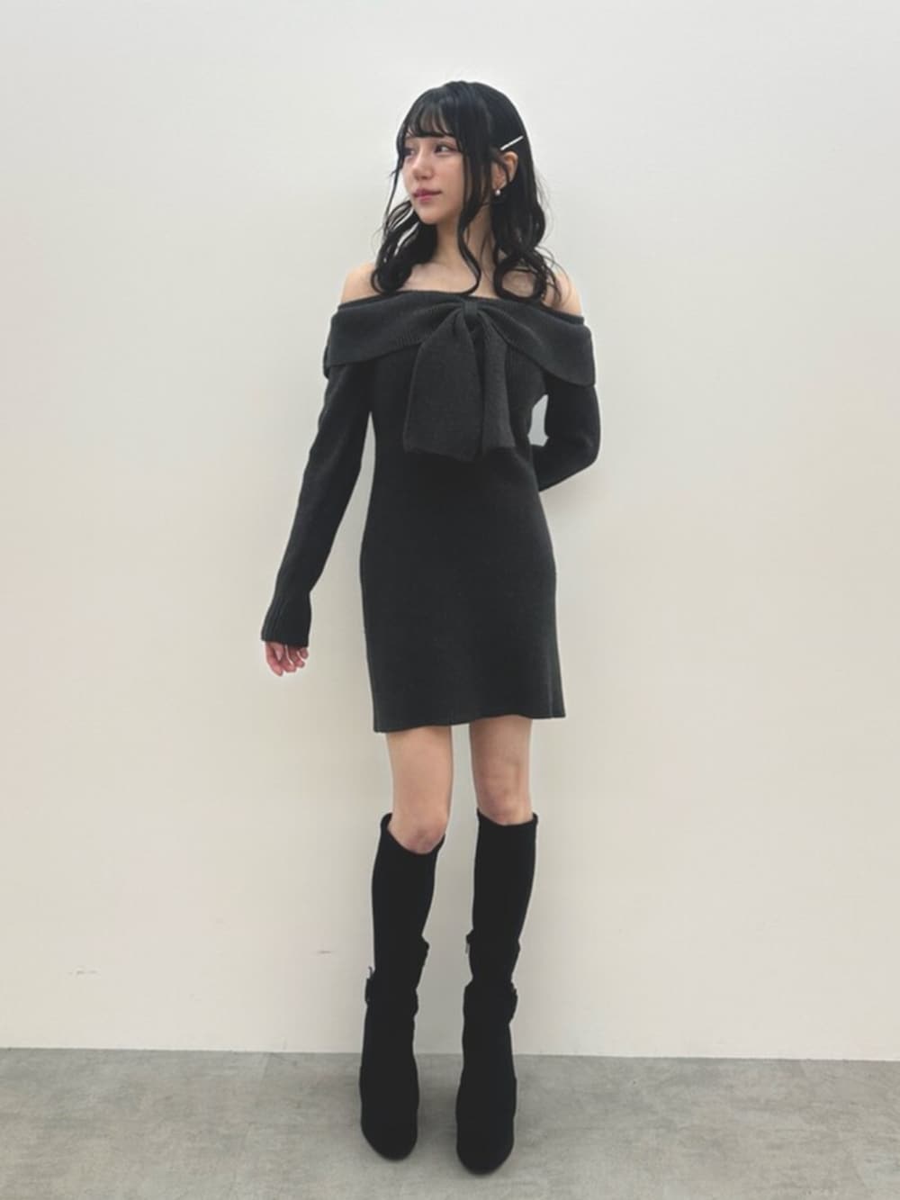 ブラック系のブーツ、グレー系のワンピースを着用したレディースの冬コーディネートの2枚目の写真