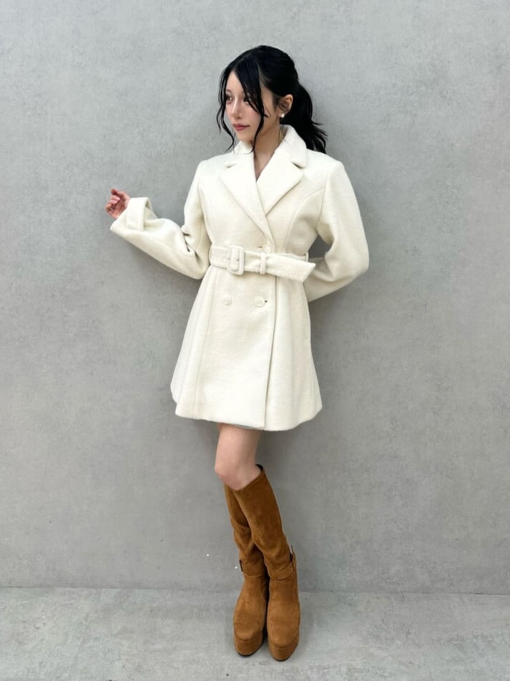 ホワイト系のその他アウター、ブラウン系のブーツを着用したレディースの秋コーディネートの5枚目の写真