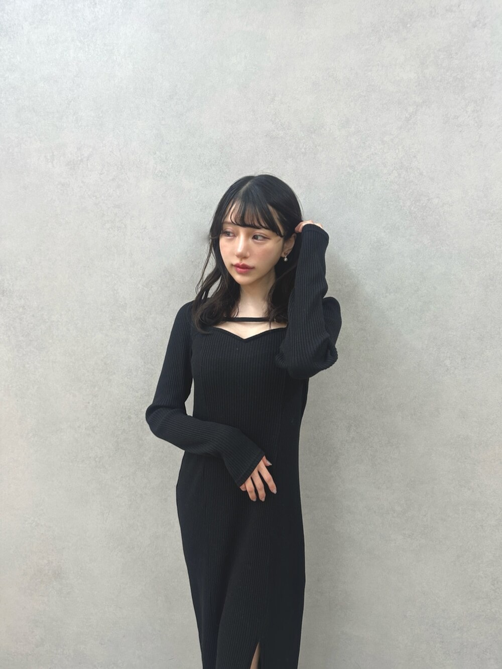 ブラック系のブーツ、ブラック系のワンピースを着用したレディースの冬コーディネートの6枚目の写真