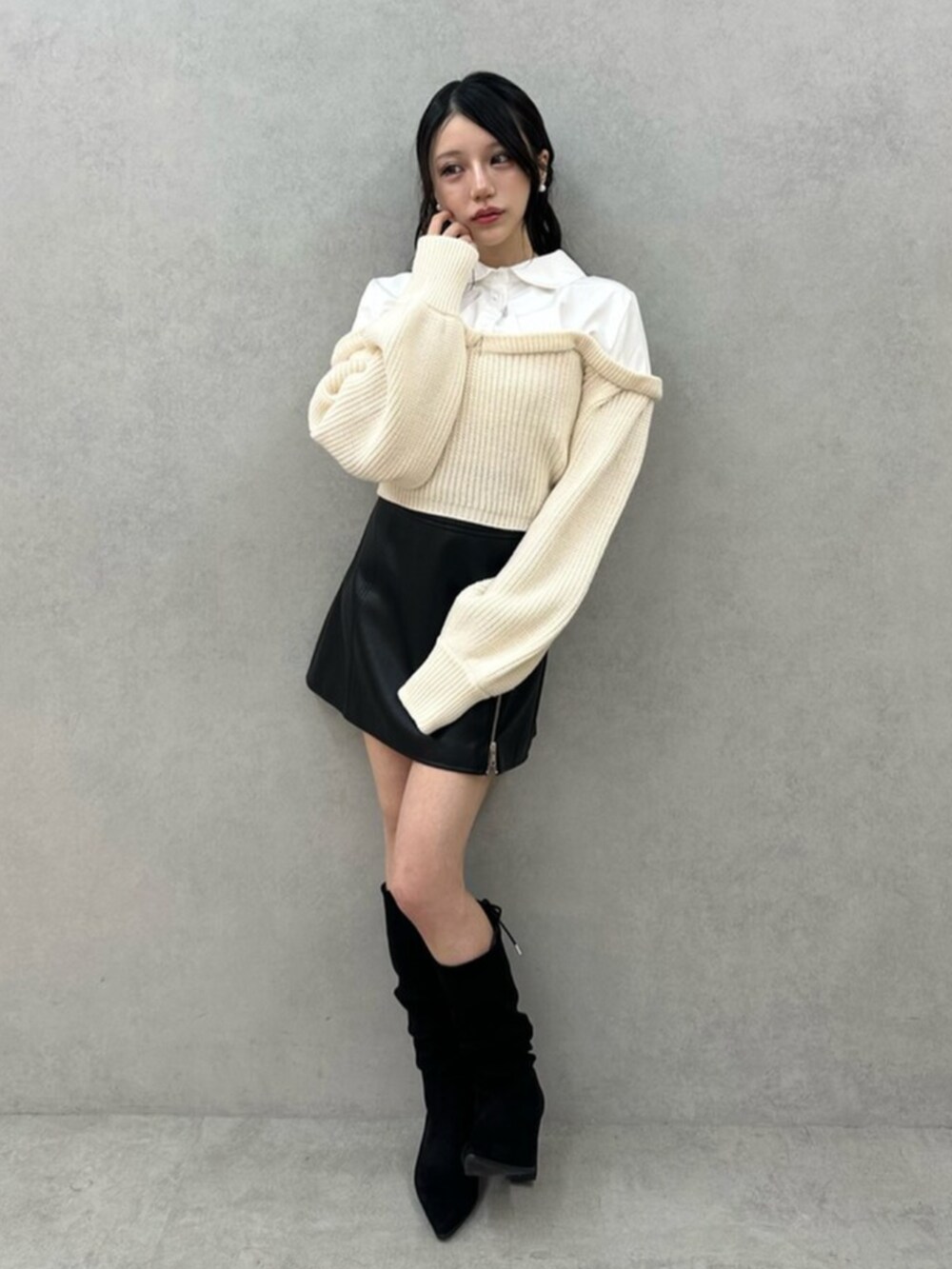 その他のブーツ、ホワイト系のシャツ/ブラウス、ブラック系のスカートを着用したレディースの秋コーディネートの2枚目の写真