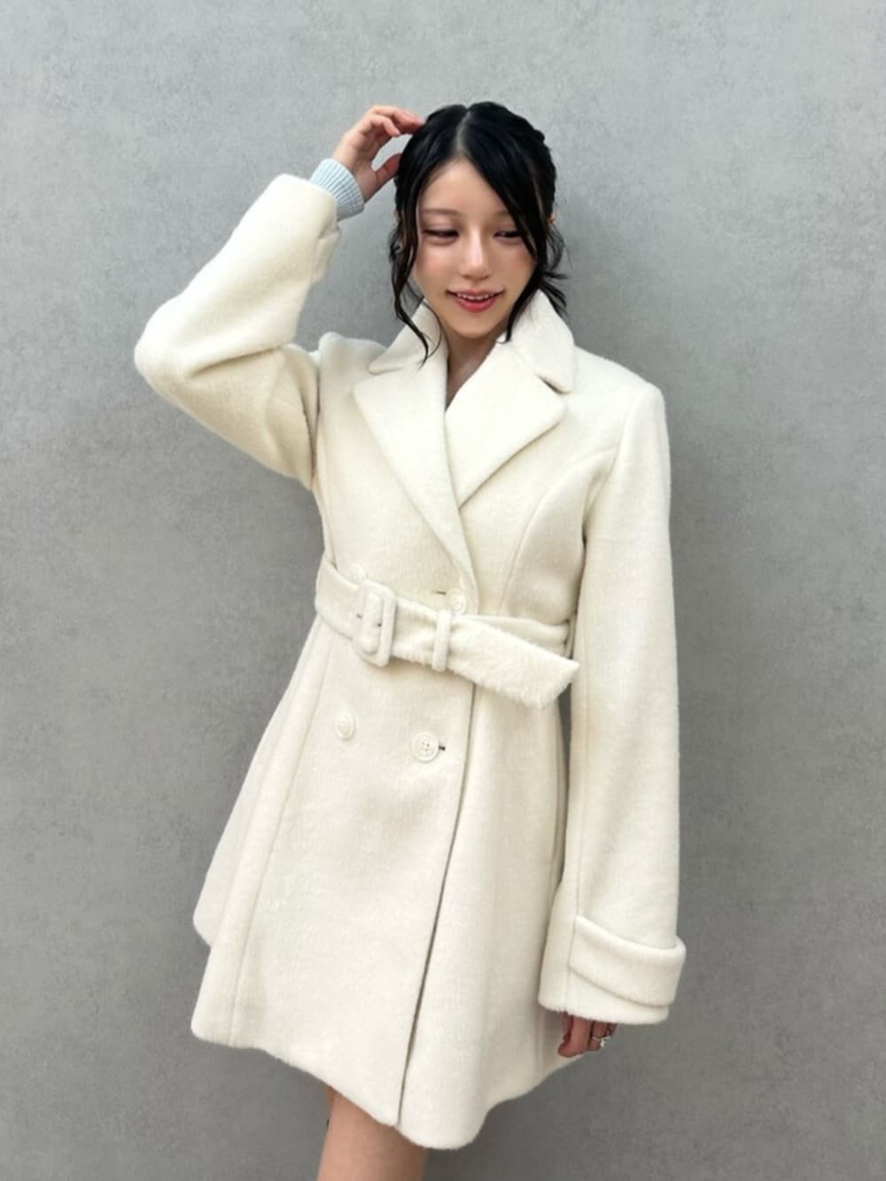 ホワイト系のその他アウター、ブラウン系のブーツを着用したレディースの秋コーディネートの3枚目の写真