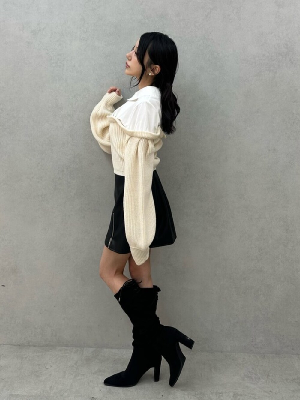 その他のブーツ、ホワイト系のシャツ/ブラウス、ブラック系のスカートを着用したレディースの秋コーディネートの7枚目の写真