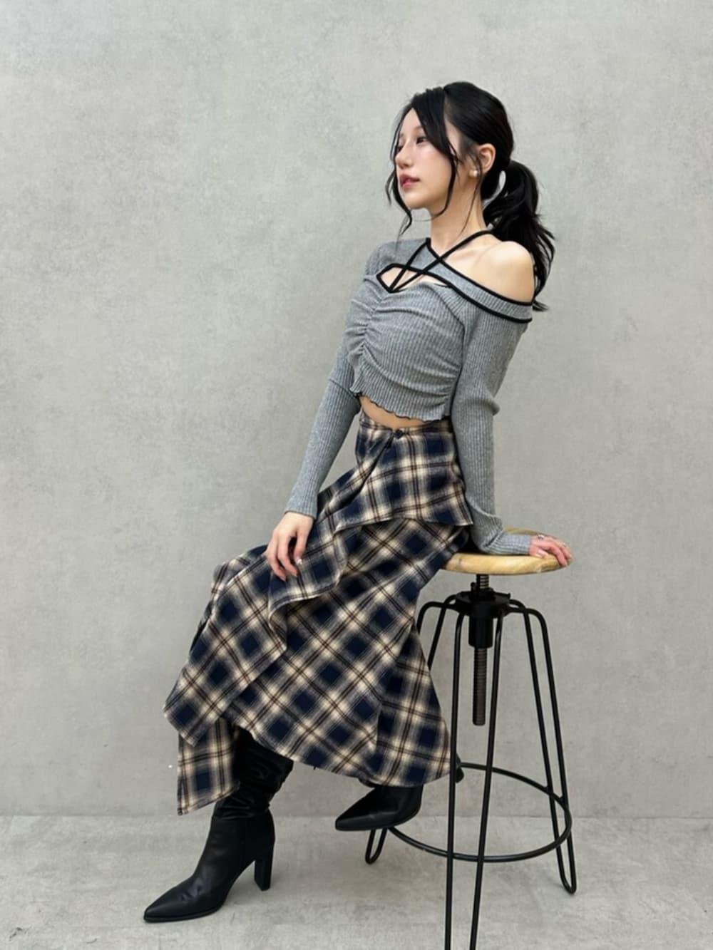 ブラック系のブーツ、グレー系のTシャツ/カットソー、ブルー系のスカートを着用したレディースの秋コーディネートの6枚目の写真