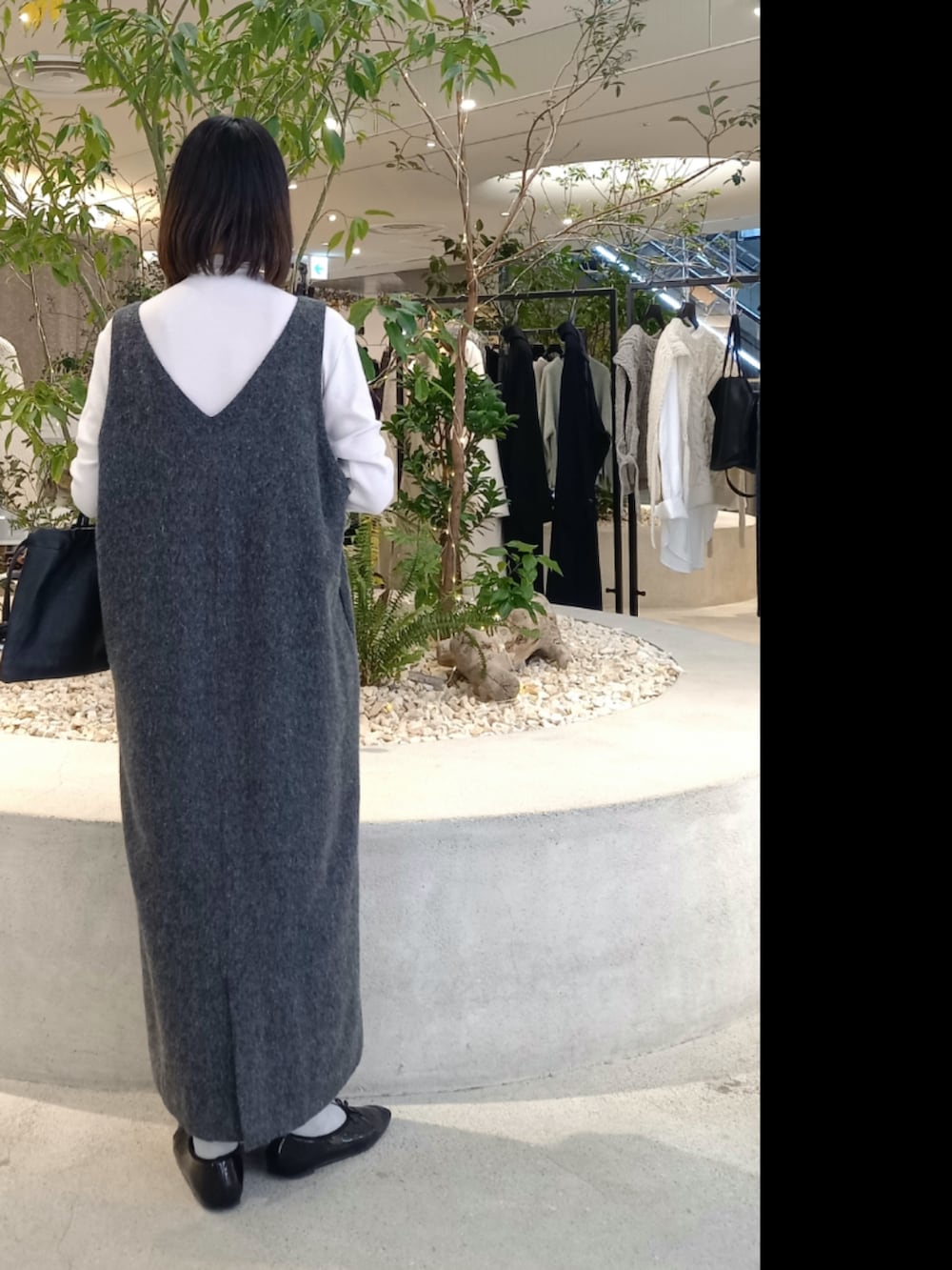 グレー系のTシャツ/カットソー、グレー系のワンピース、ブラック系のその他雑貨を着用したレディースの冬コーディネートの2枚目の写真